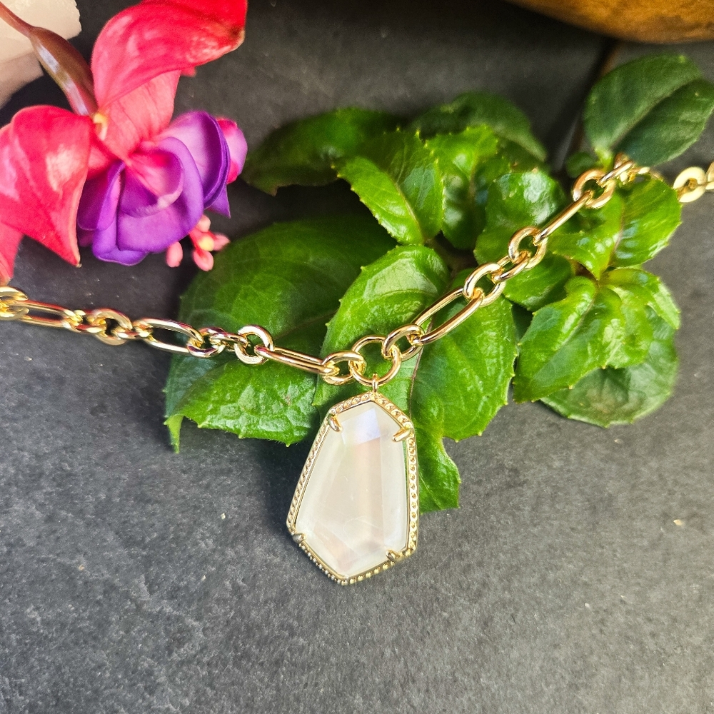 NWT Kendra Scott Alexandria Pendant Necklance, Gold and Ivory Mother Of Pearl